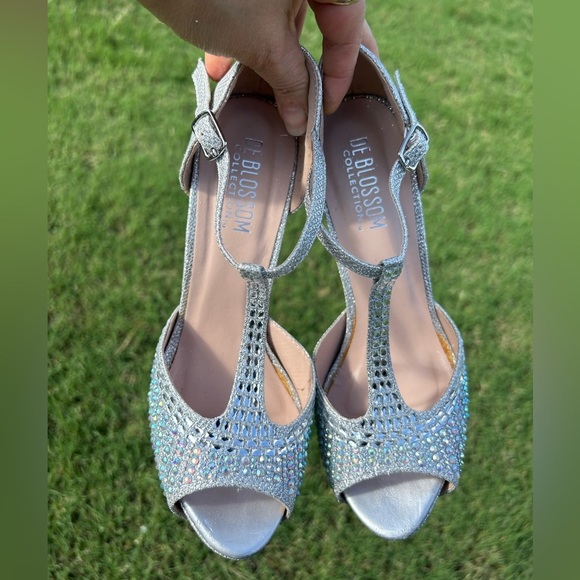 De Blossom Silver T-Strap Heels with Rhinestone Embellishments heels Sz-7.5. Ps - Picture 11 of 15